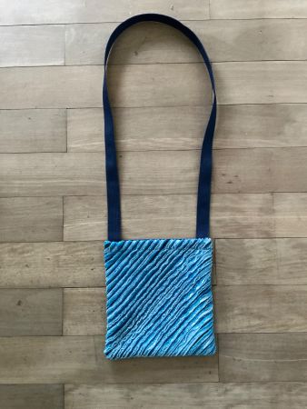 Blaue Umhängetasche, ideal unter/über Jacke, neu, Unikat!