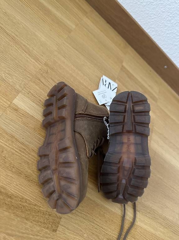 Scarpe per ragazzi: Noch nie getragene Kinderstiefel mit Preisschild – Usato da Basel venduto da Spielzeugverkauf 2