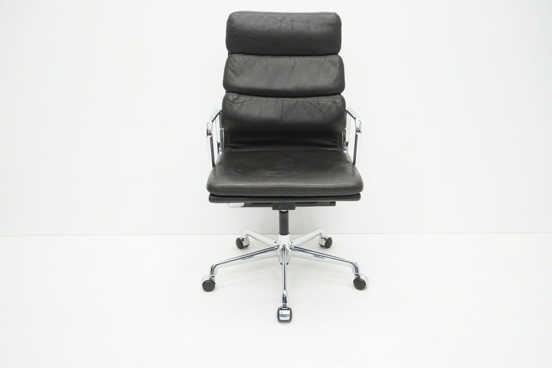 Vitra Sedie: Vitra Soft Pad EA219 Leder chocolate – Usato da Bad Zurzach venduto da QLASSIQ 1