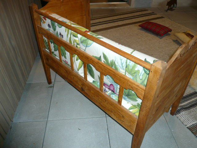Panchine: Rustikale Holzbank mit Blumenmuster-Auflage, Top Zustand – Usato da Safnern venduto da Hwinner 5