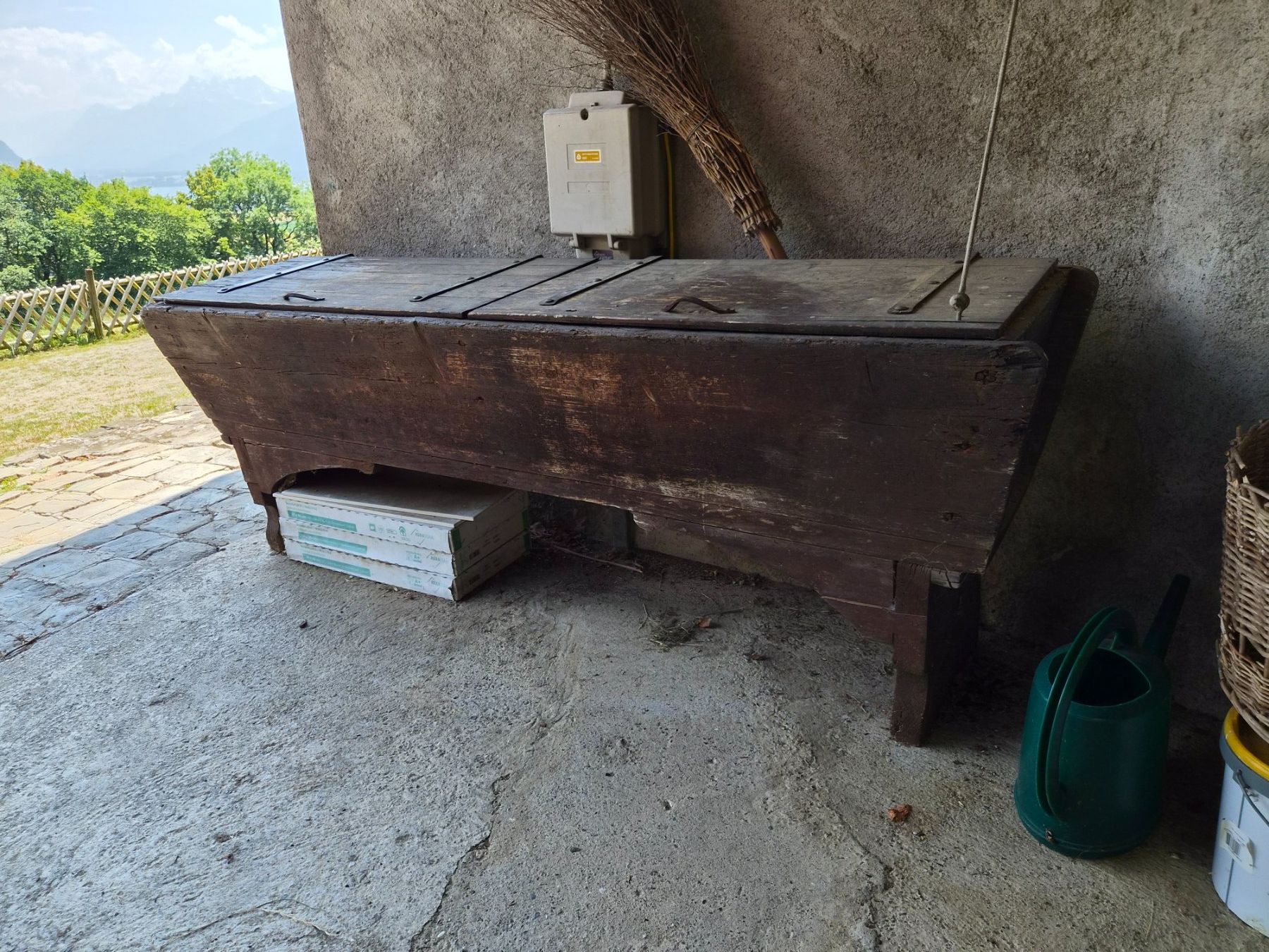 Truhen: Antiquité Vieux  pétrin – Gebraucht aus Monts-de-Corsier von pre_wr9v