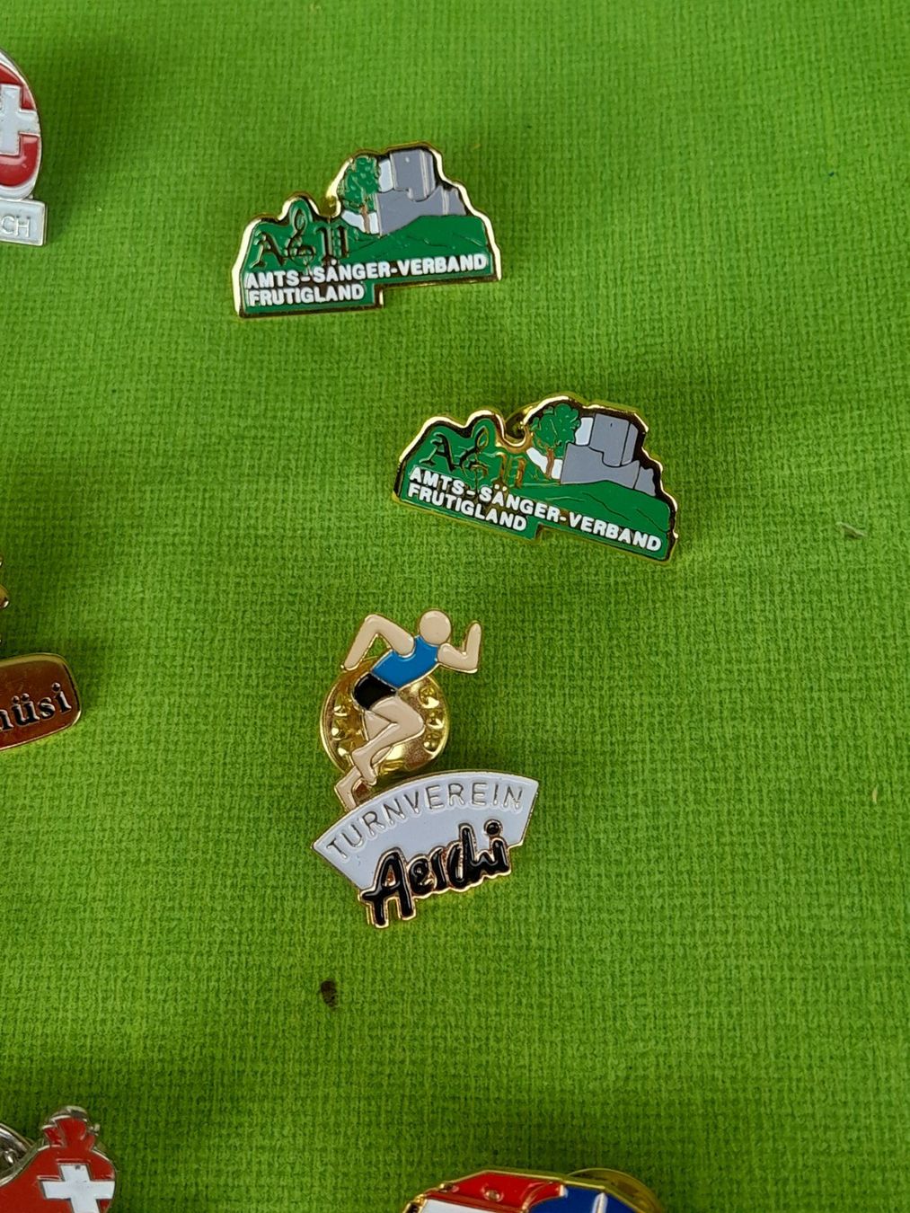 Placchette & Badge: Lot Pins/Anstecknadeln – Usato da Aeschi b.Spiez venduto da 52_wochen 3