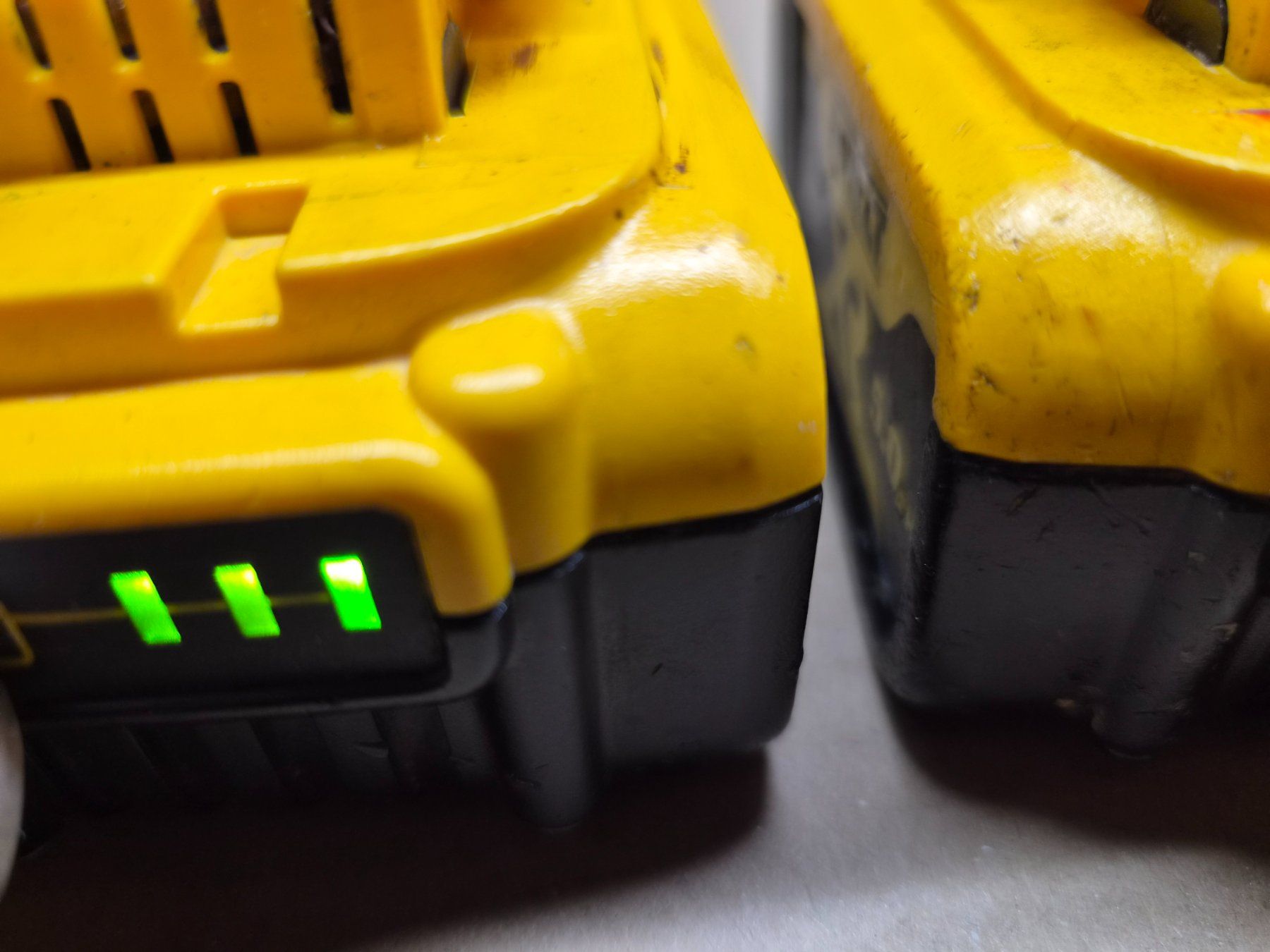 Dewalt Akkus: 2 DeWALT Akkus 18V 5 Ah Gebraucht – Gebraucht aus Reutigen von beore 2