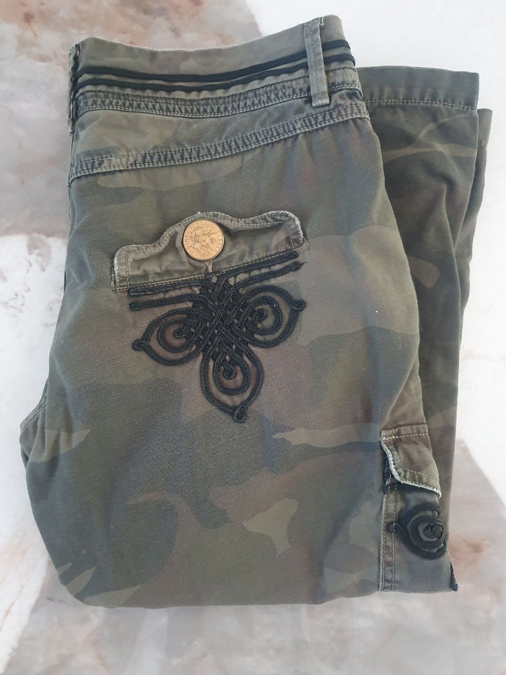 Closed Pantaloni: CLOSED Camouflage 3/4 Hose Gr. 38 – Usato da Horgen venduto da webcaro411