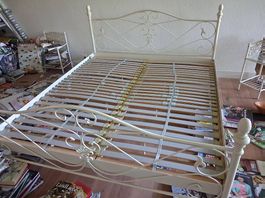 Bett inkl. Zwei Bettroste und Nachttischli