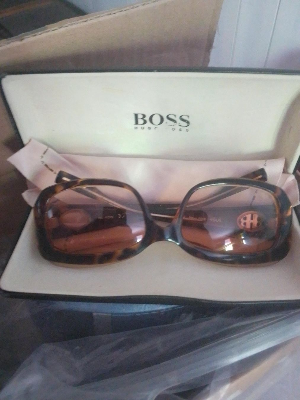 Occhiali & Lenti: Hugo Boss Sonnenbrille mit Etui – Usato da Gurtnellen venduto da AlexandraB51
