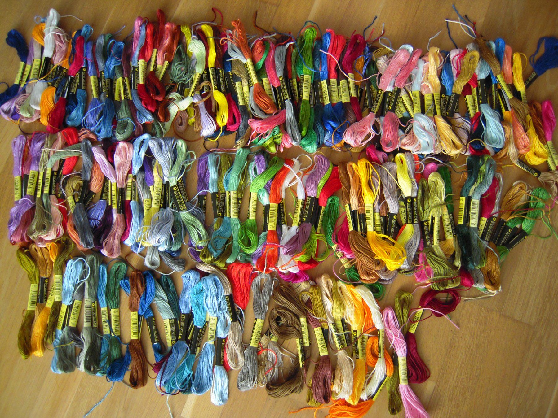 Kordeln & Faden: 200 Stickfäden Stickgarn (200 verschiedene Farben!) NEU – Neu und originalverpackt aus Uzwil von visions77