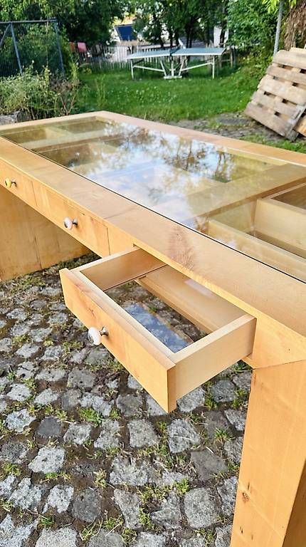 Vetrine: Tisch mit Schubladenvitrinen  – Usato da Niederweningen venduto da inf_wb6v 1