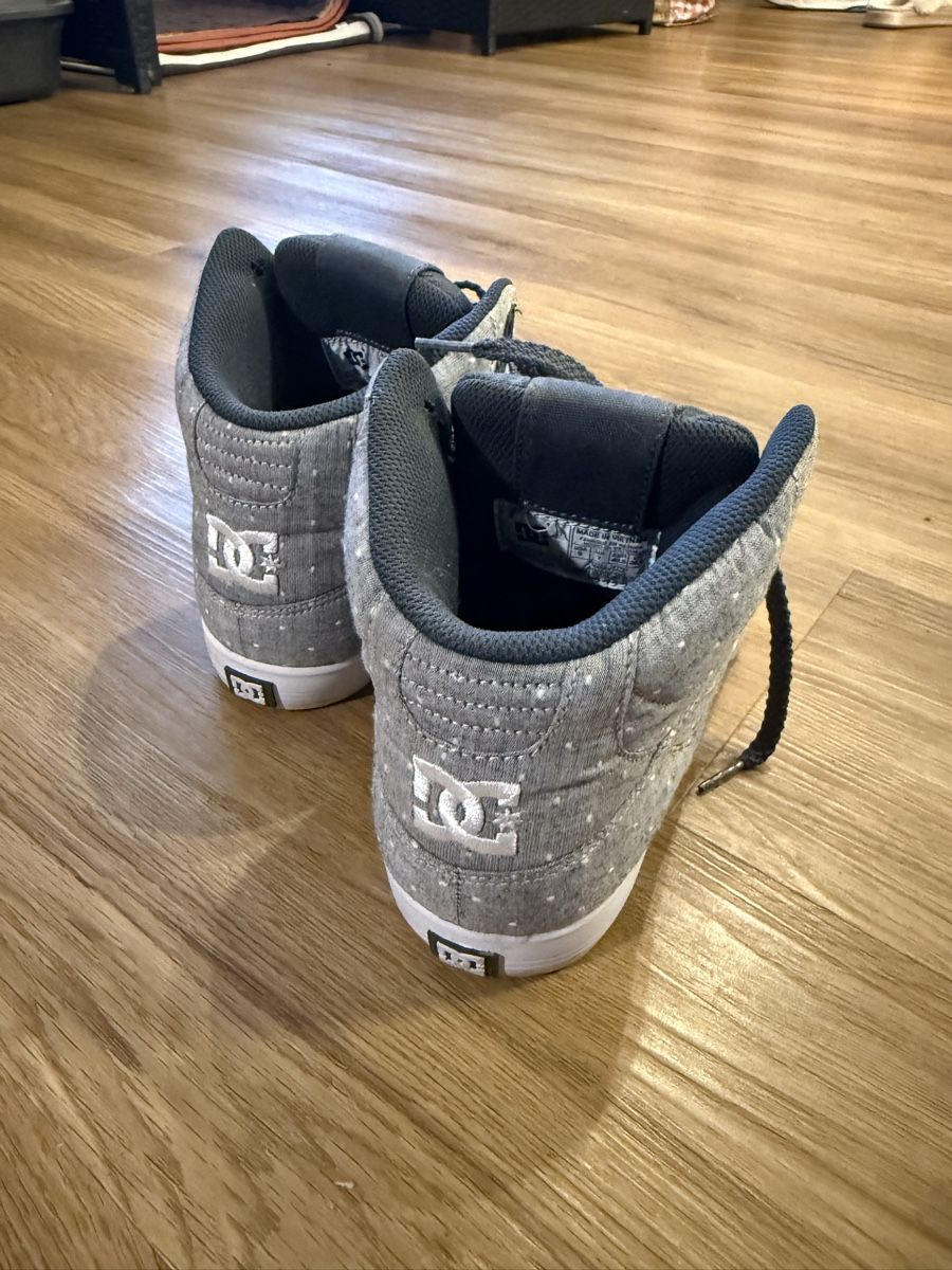 Scarpe da donna: DC Damenschuhe Gr. 40.5 Grau/Weiss – Usato da Widnau venduto da sae_6kf6 3