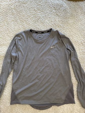 T-shirt à manches longues Nike gris taille M état neuf