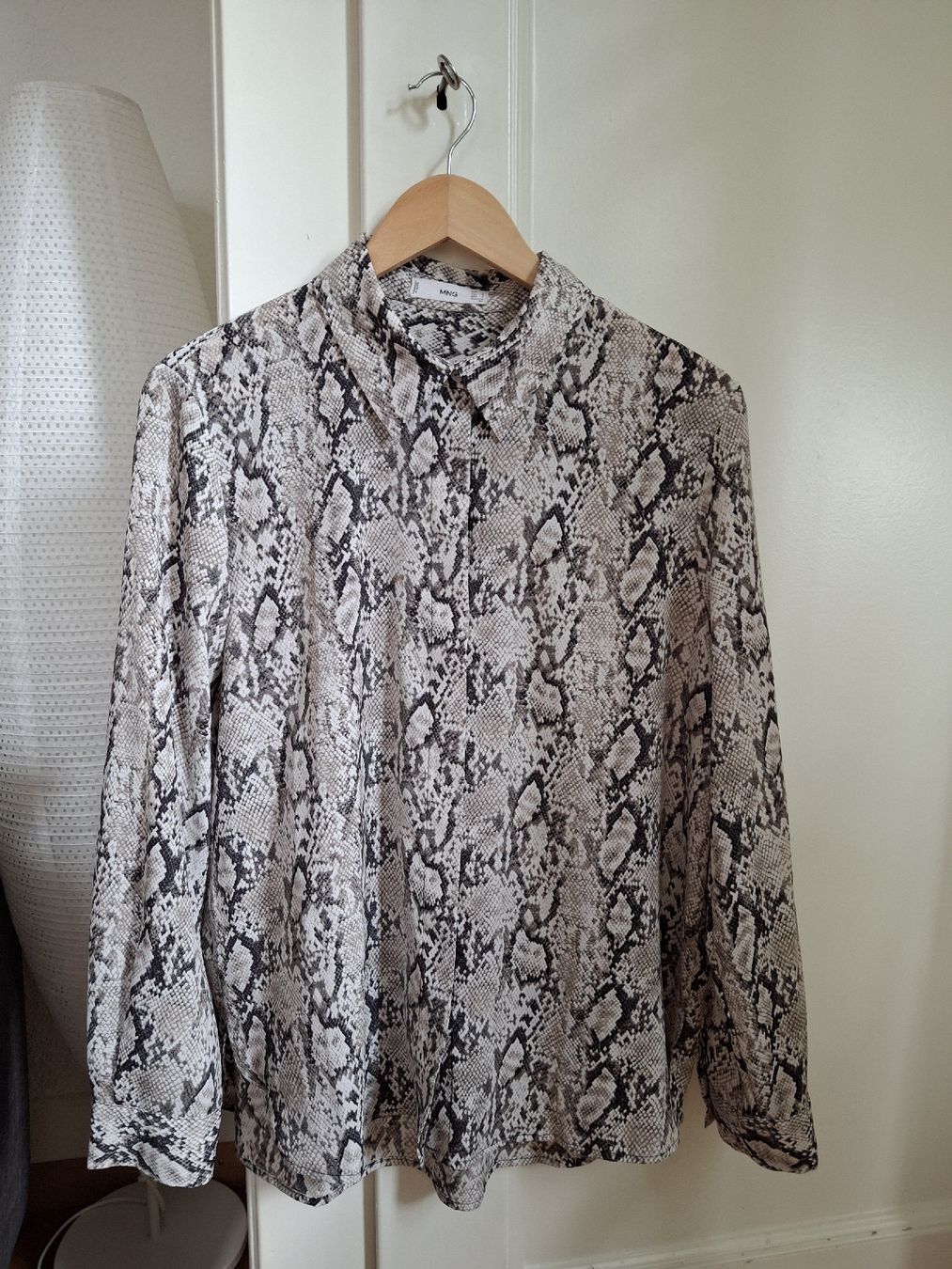 Mango Blusen: Chemisier Mango motif serpent – Gebraucht aus Lausanne von Cognitia