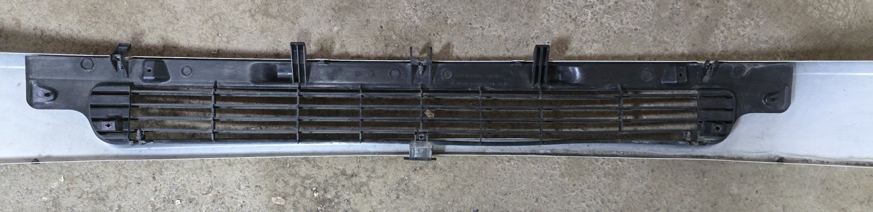 Volkswagen Tutti pezzi di ricambio auto: VW T4 Frontblech Kühlergrill Frontgrill lange Front Weiss – Usato da Schaffhausen venduto da Parg86 8