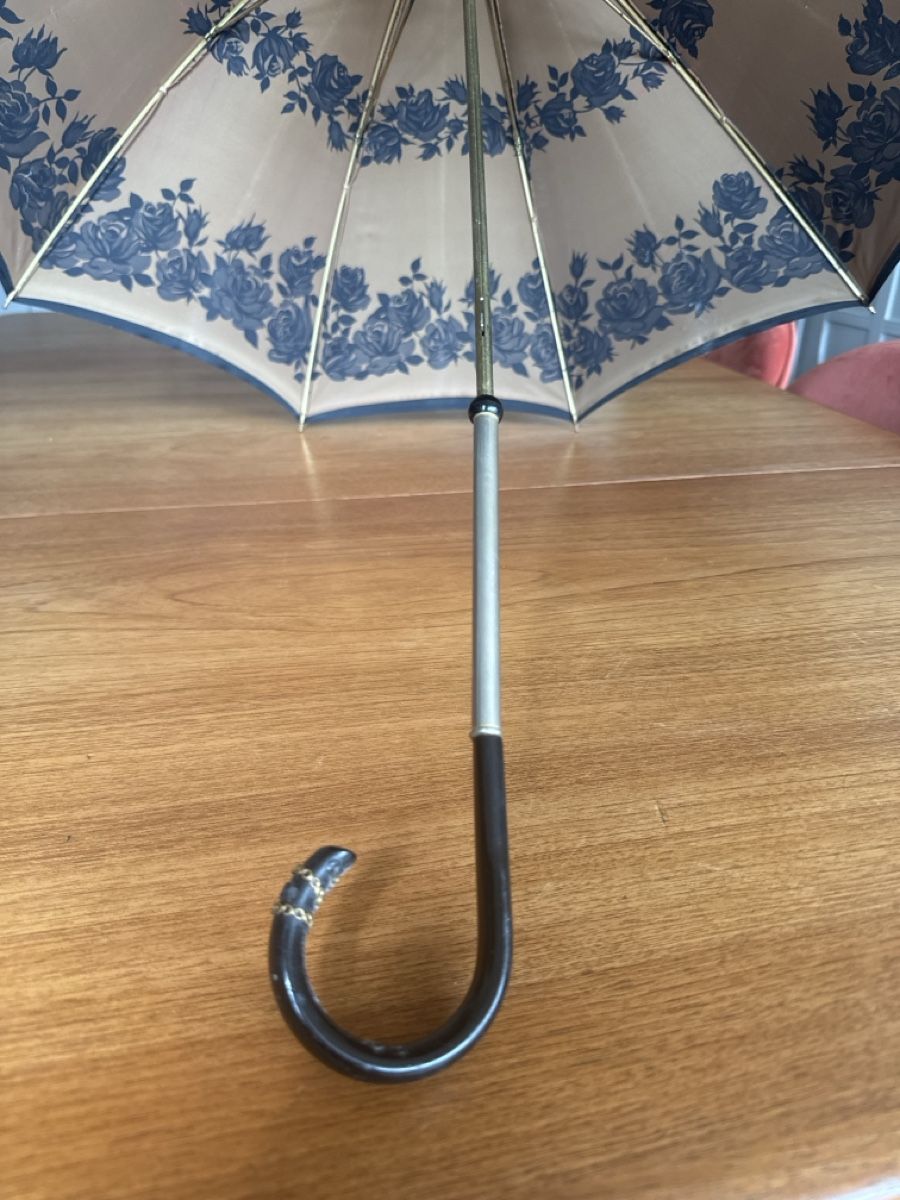 Ombrelli: Regenschirm schwarz mit Rosenmuster  – Usato da bern venduto da Annecathe1 1