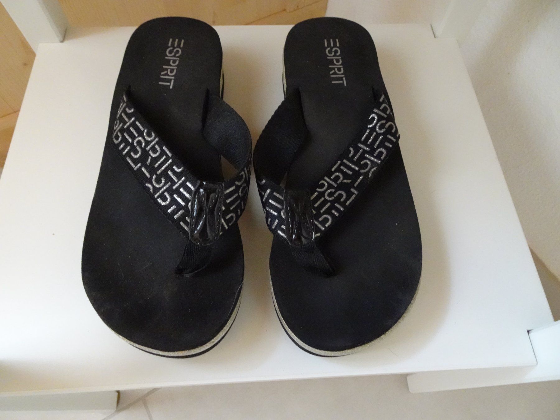 Esprit Damenschuhe: ESPRIT Flip-Flops schwarz-silber Keilabsatz Gr. 36 - 240616 – Gebraucht aus Küssnacht am Rigi von Schuhe-Secondhand