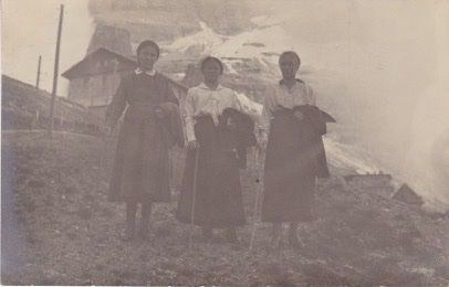 Cartoline postali: Alte Ansichtskarte mit 3 Frauen bei Station Eigergletscher. – Usato da Schlieren venduto da Rapaelli