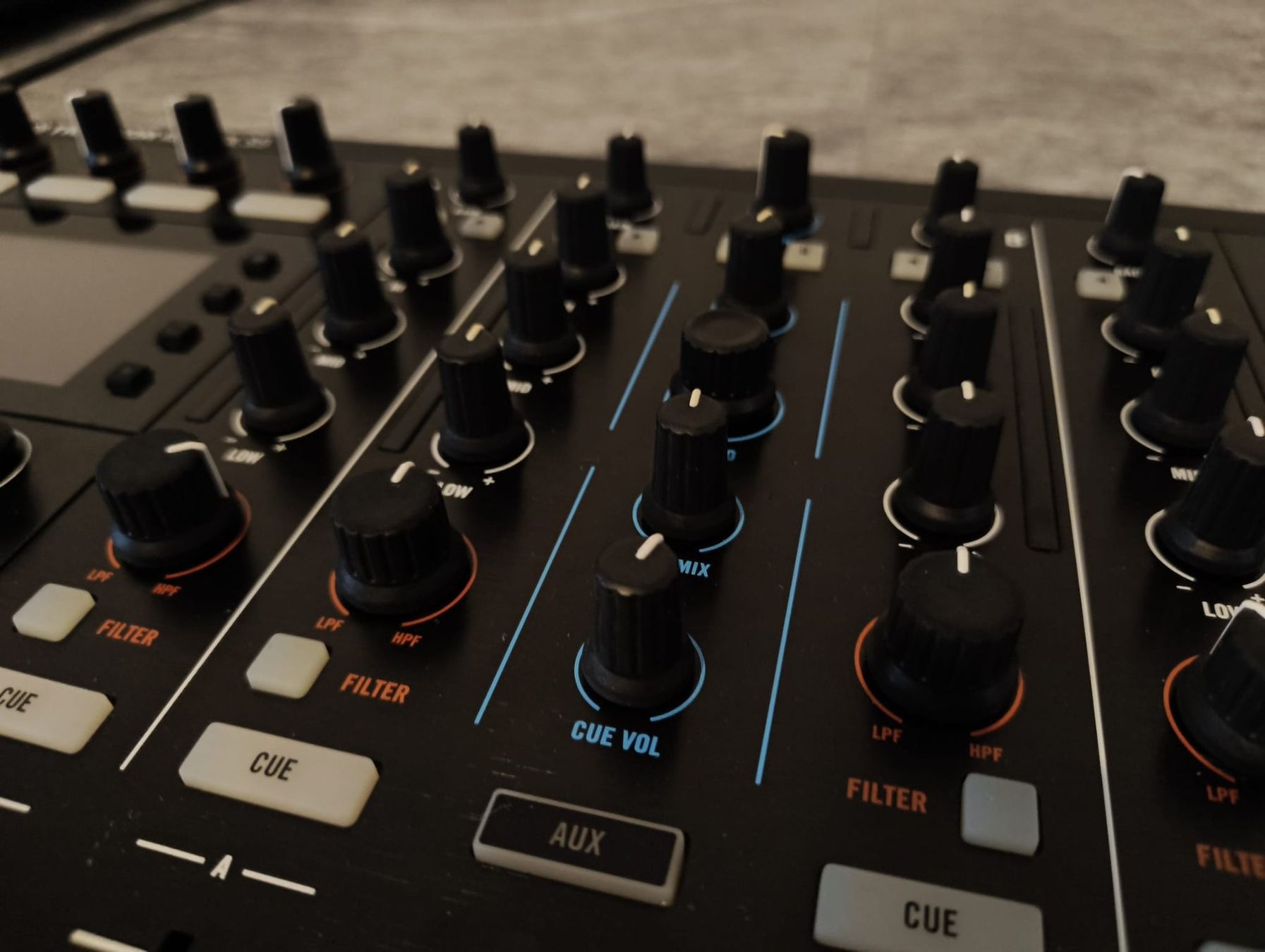 Traktor Console di mixaggio: DJ Console Traktor Kontrol S5 + flight case UDG – Usato da Vernate venduto da Patrick47 1