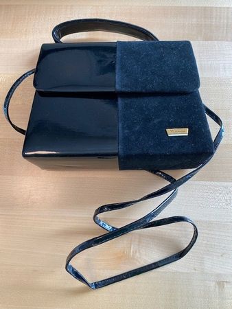 Damenhandtasche Schwarz, Lack und Velour, Schulterriemen