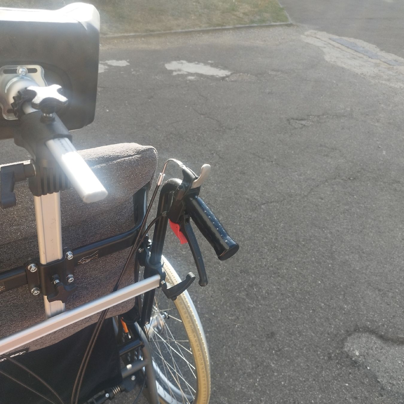 Chaises roulantes: Grosse Rollstuhl – D'occasion à Dietikon par maja017 3