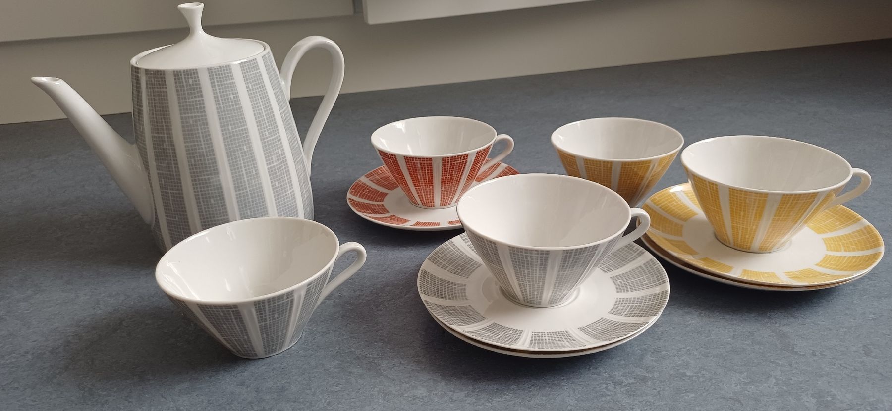 Set di piatti: Kaffeetassen m. Unterteller u. Krug – Usato da Entlebuch venduto da Waldschratt65