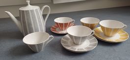 Kaffeetassen m. Unterteller u. Krug