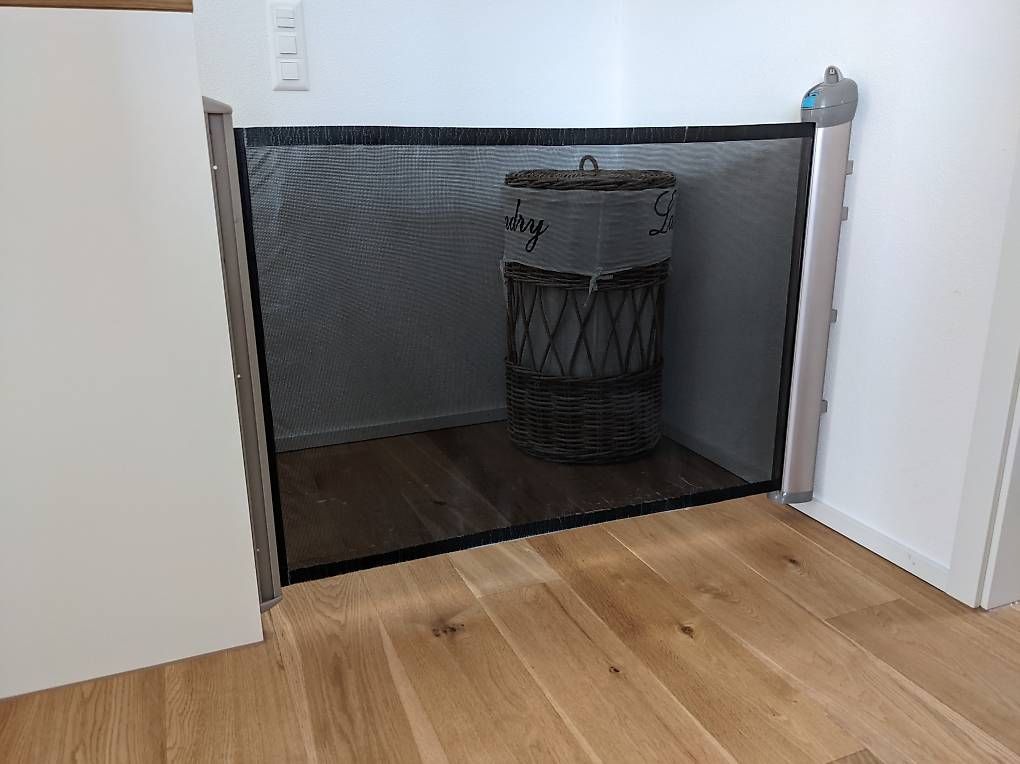 Box & Barriere di sicurezza: Tür und Treppenschutzgitter – Usato da Grabs venduto da Corisch
