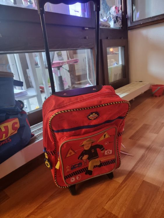 Feuerwehrmann Sam 3D Trolley Rucksack – Kinder Reisekoffer Mit Rädern Zum Ziehen Und Tragen, 31 Cm (blau/rot)