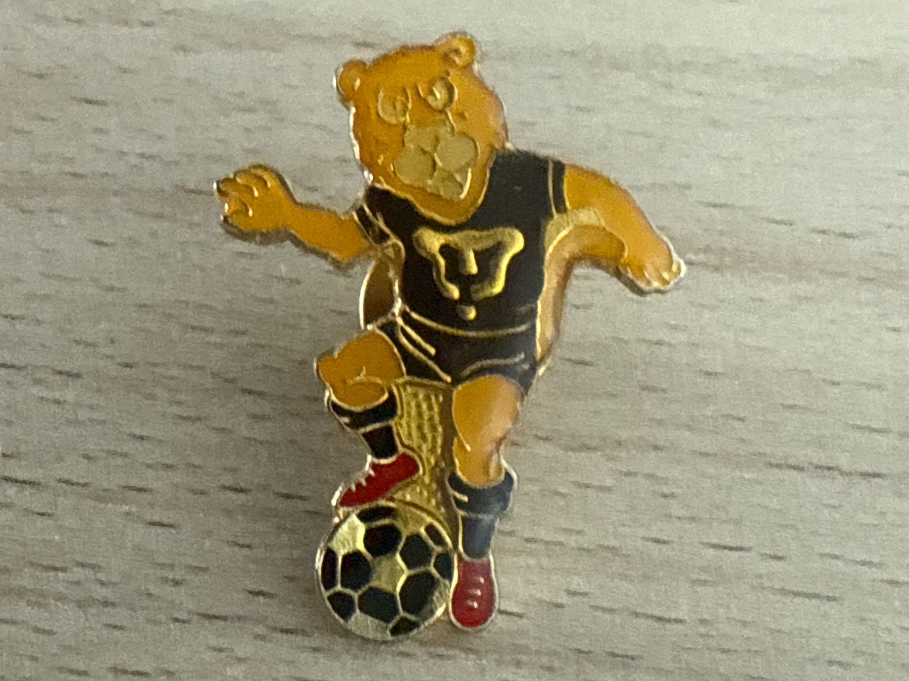 Plaquettes & Badges: Pin Fussball Mascottchen – D'occasion à Glattbrugg par Schweigmatt