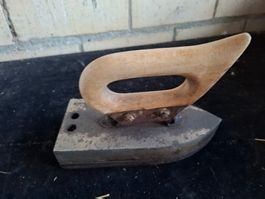 Altes Bügeleisen mit Holzgriff antike Dekoration 55 Zeichen