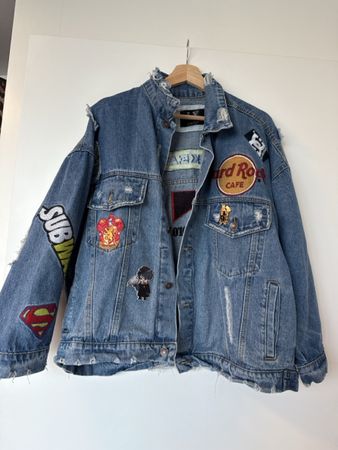 Jacke mit Patches, Grösse XL, Top Zustand!