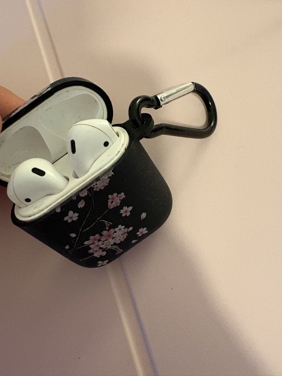 Apple Cuffie: AirPods  usate, con custodia protettiva! – Usato da Viganello venduto da cos_m2tj 1
