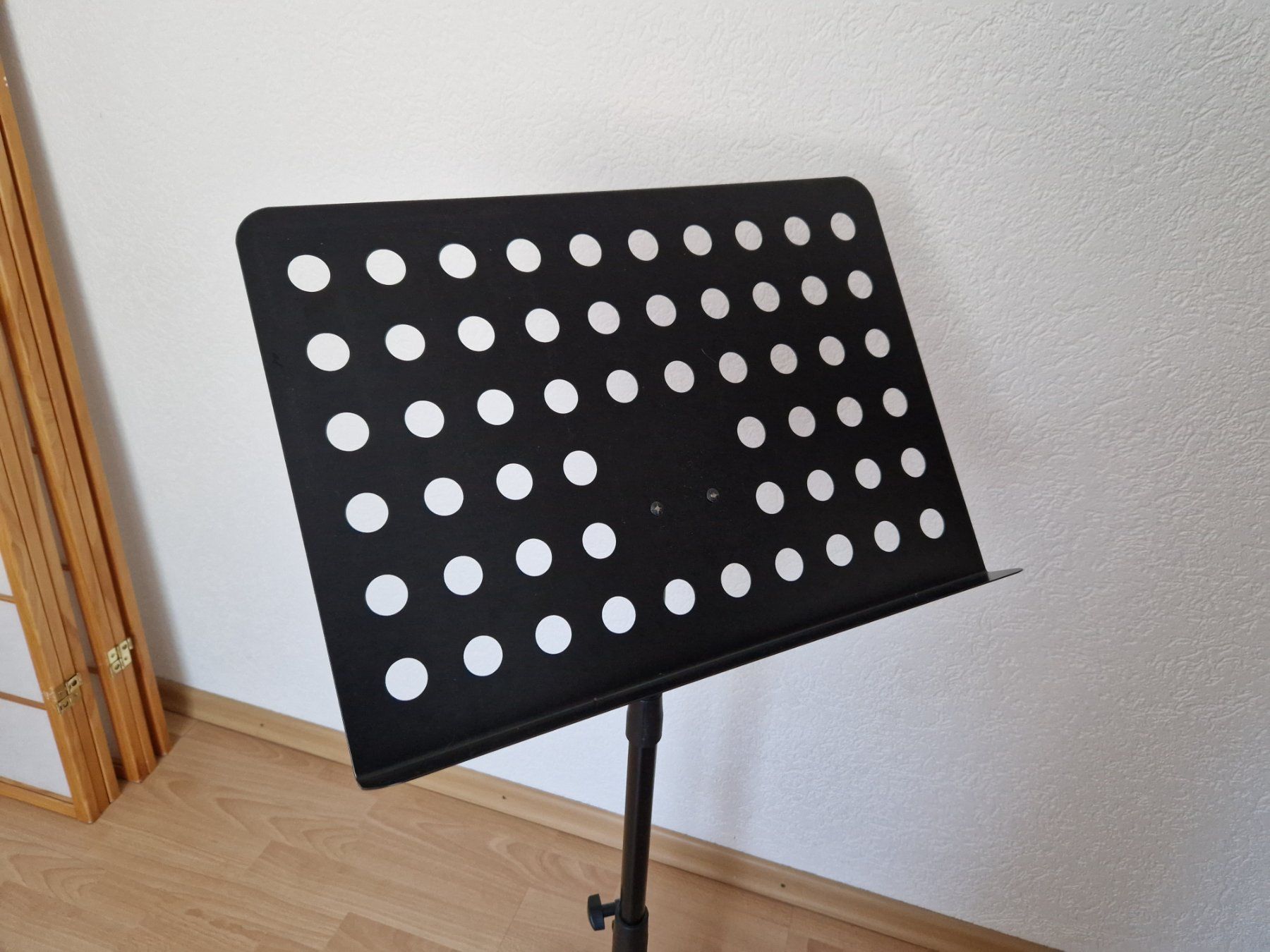 Supporti per strumenti musicali & leggii: Robuster Konzert - Notenständer – Usato da Delémont venduto da Tinkpink 1