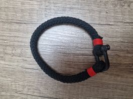 Schickes, schwarzes Seil-Armband mit speziellem Verschluss