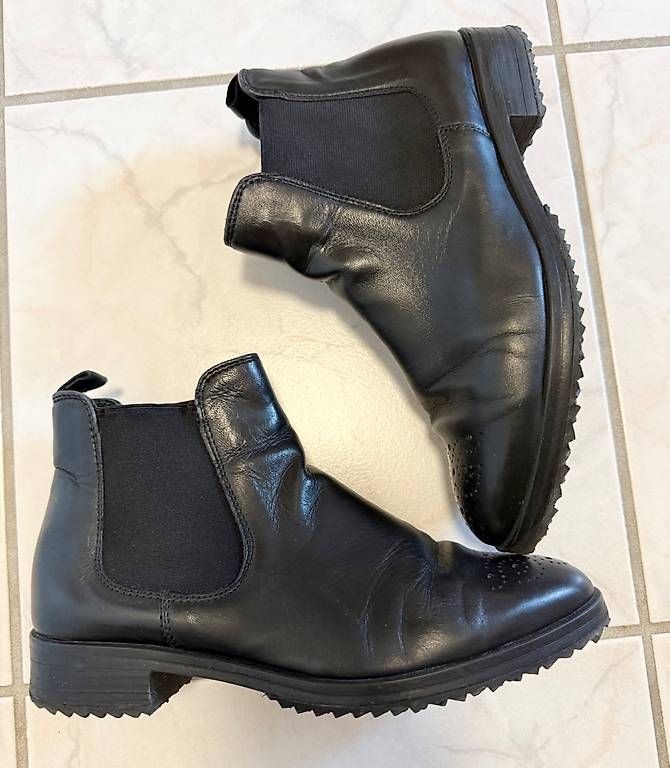 Damenschuhe: Schwarze Leder Chelsea Boots Grösse 37 – Gebraucht aus Ehrendingen von ErikaKrisztina