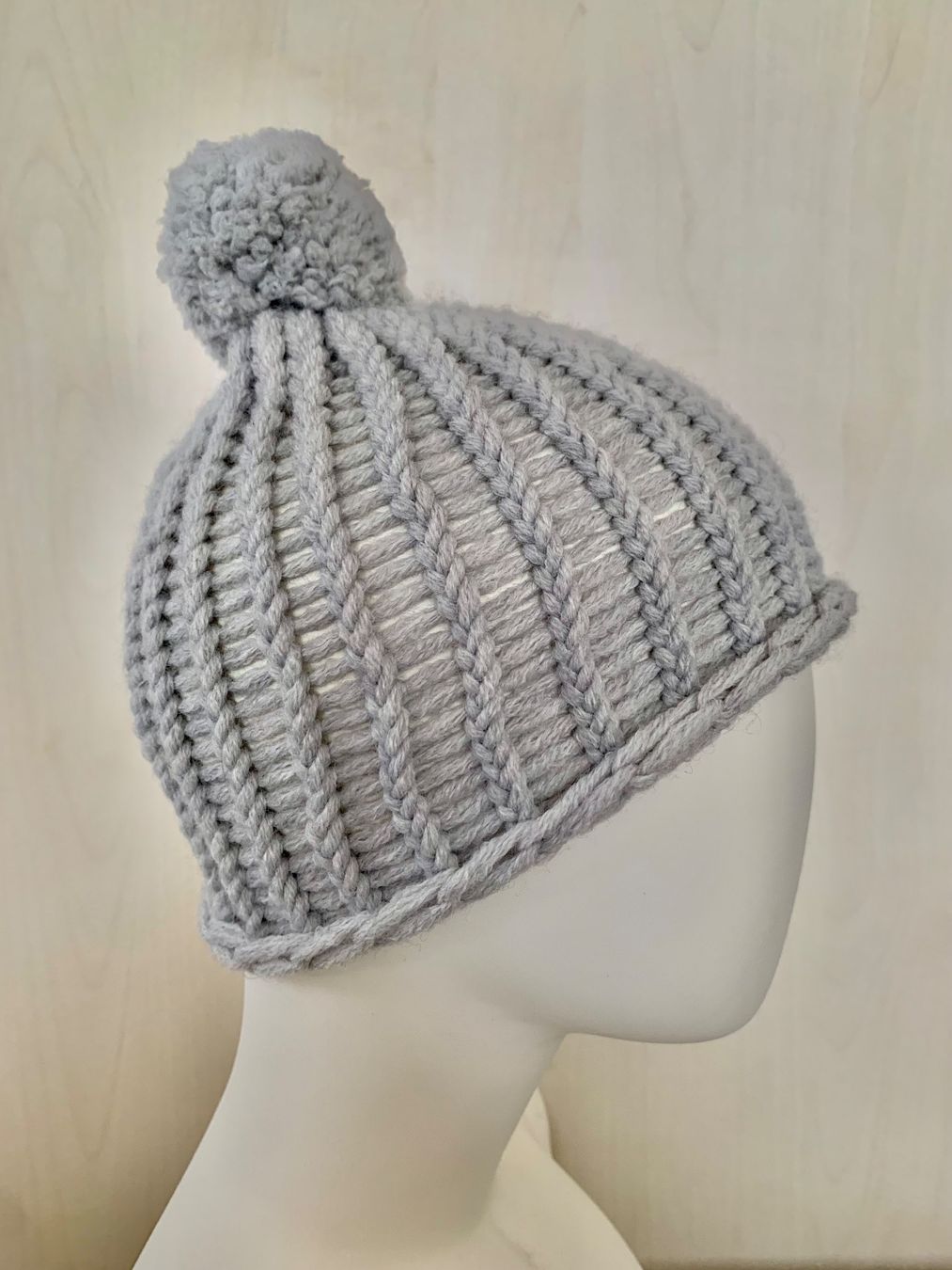 Berretti & Sciarpe: Newborn Kappe Beanie mit Bommel, Handarbeit – Nuovo e nell'imballaggio originale da Emmenbrücke venduto da swissmade-miracles