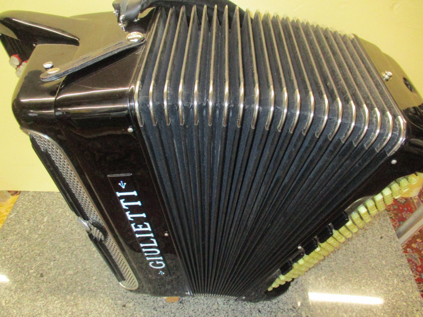 Strumenti musicali: Akkordeon Giulietti B-Griff Cassotto – Usato da Jegenstorf venduto da Oktavio 6