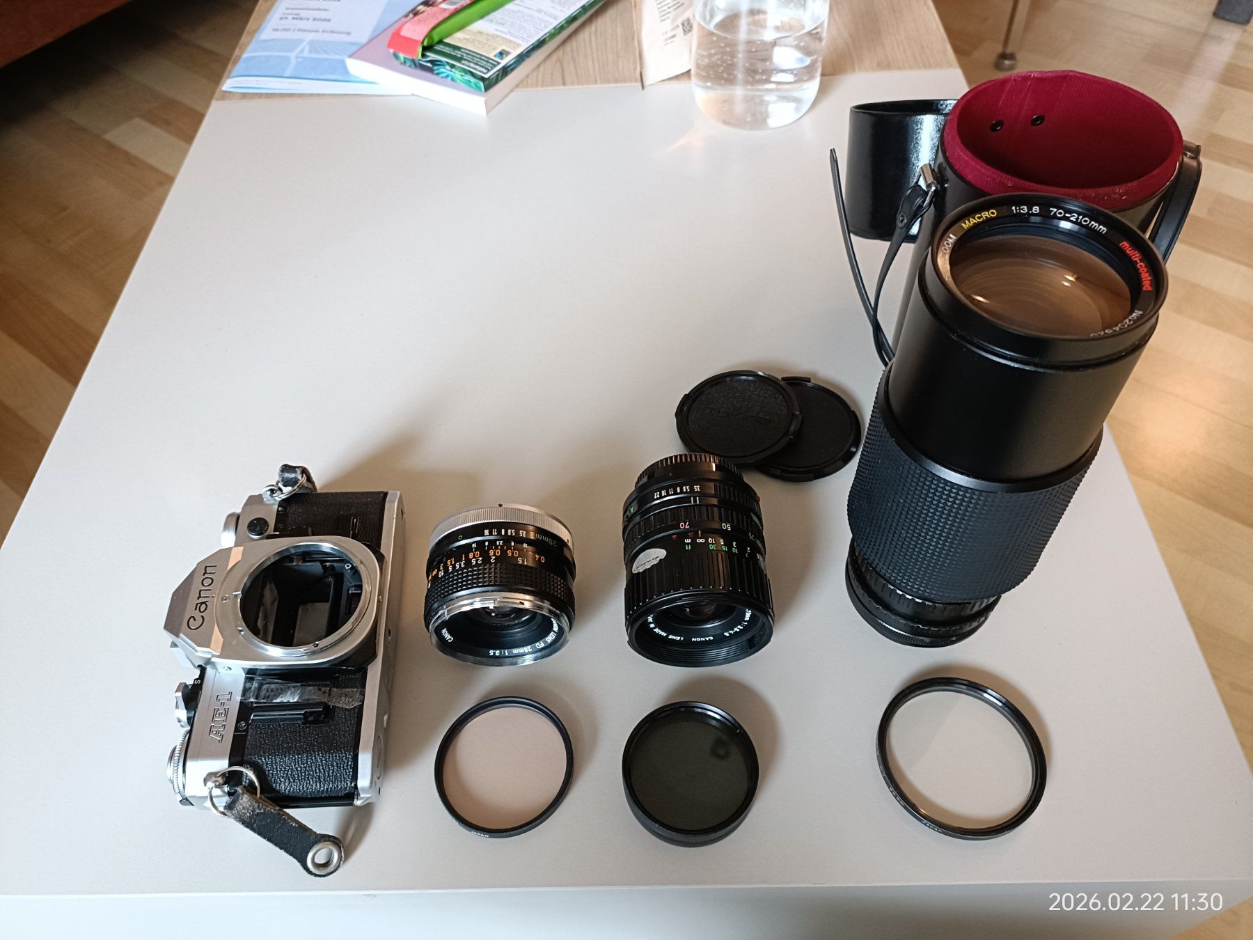 Canon Fotocamera: Canon AE-1 Set (4 Objektive, div. Filter, Tasche, Stativ) – Usato da Zürich venduto da Tionne