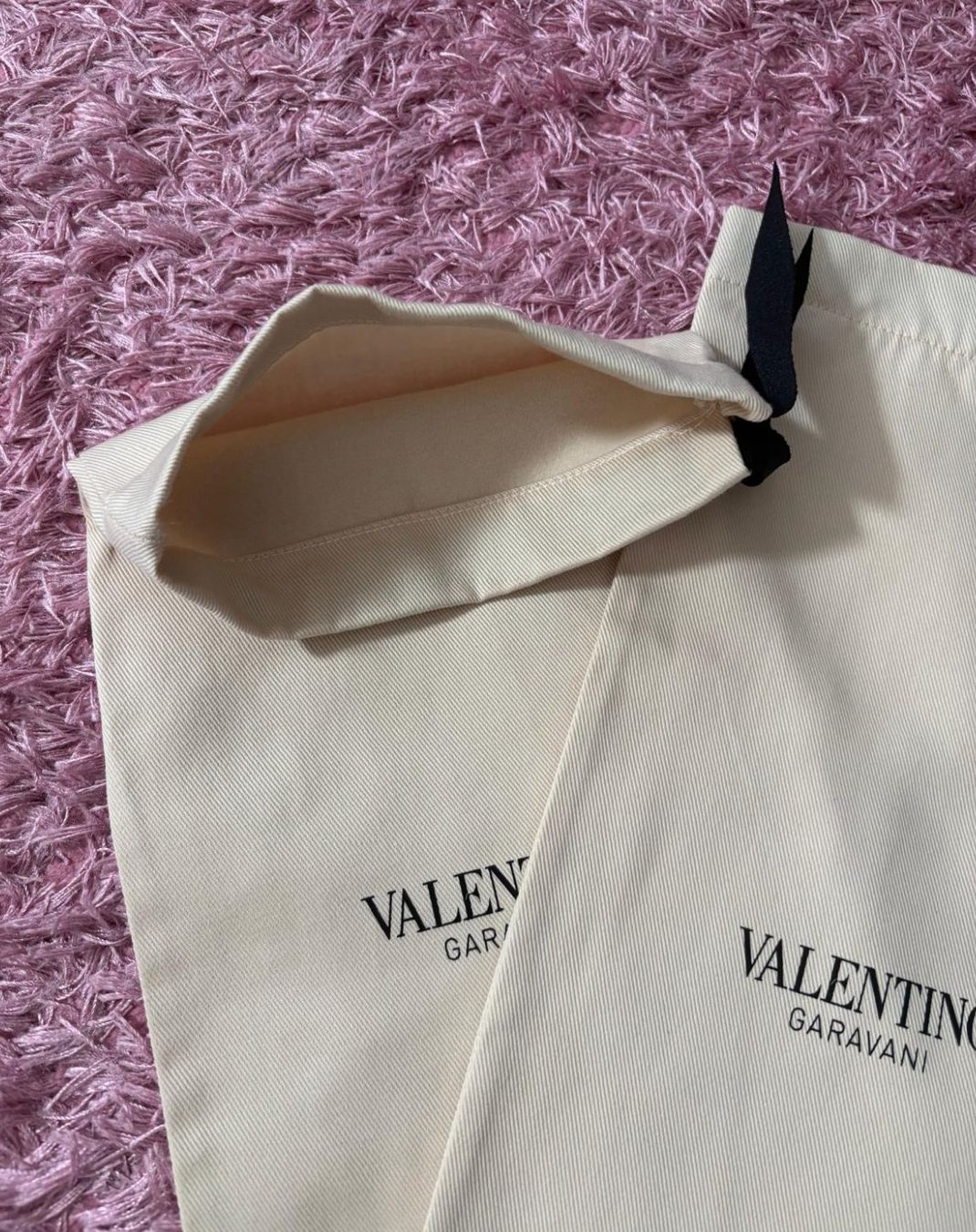 Valentino Borse: Valentino  Staubbeutel / Dustbag – Nuovo (secondo la descrizione) da Steinhausen venduto da mirabella777 1
