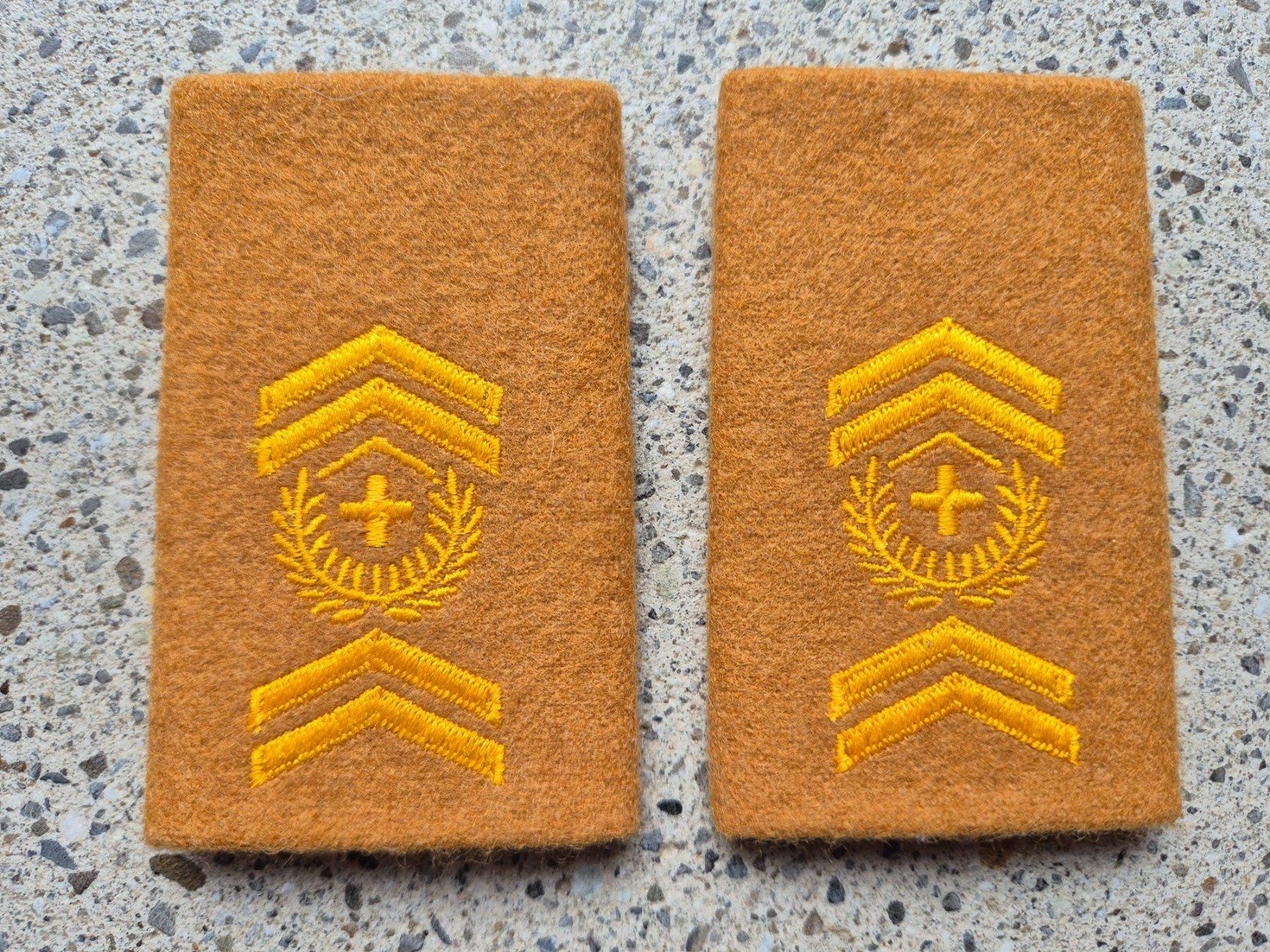 Schweizer Armee Plaketten & Abzeichen: Gradabzeichen Patten Set Stabsadjutant Militärpolizei – Neu und originalverpackt aus Riedholz von fr_sIruP