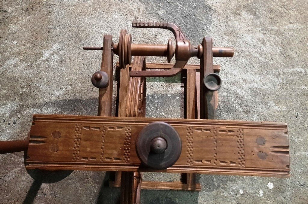 Ruote per filare: Schönes Antikes Holz Spinnrad – Usato da Walterswil SO venduto da Fundort 5