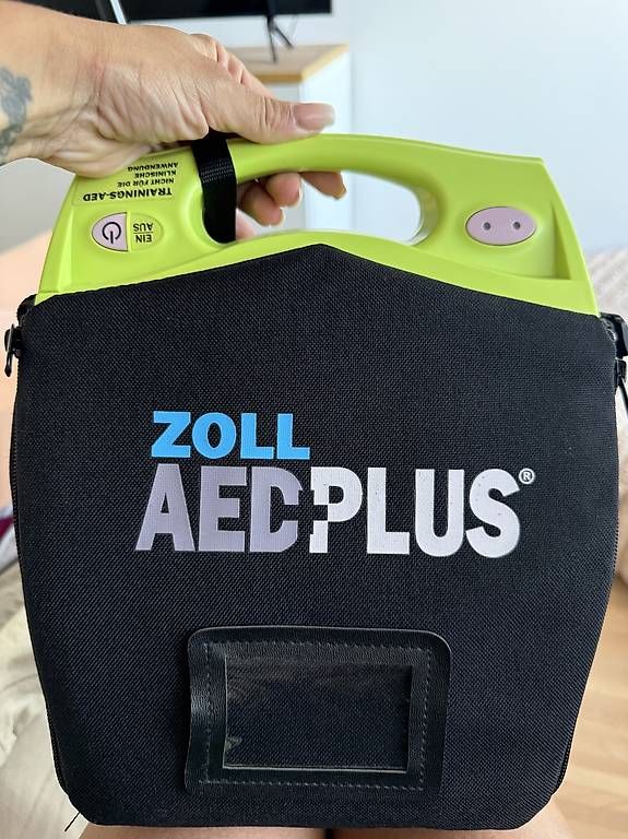 Attrezzature mediche: Defibrillator Zoll AED Plus® Trainer – Usato da Regensdorf venduto da Jessicamirandakoller