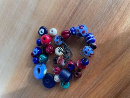 Handgedrehte Glasperlen, blau und rot