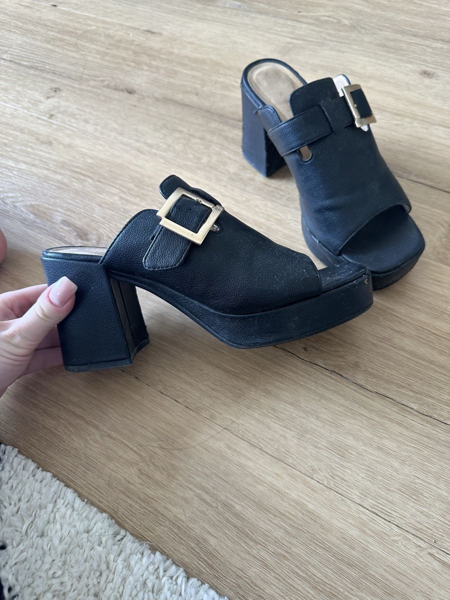 Damenschuhe: Schwarze Sandalen mit Absatz, Grösse 39 – Gebraucht aus Chur von pas_5g2r 2