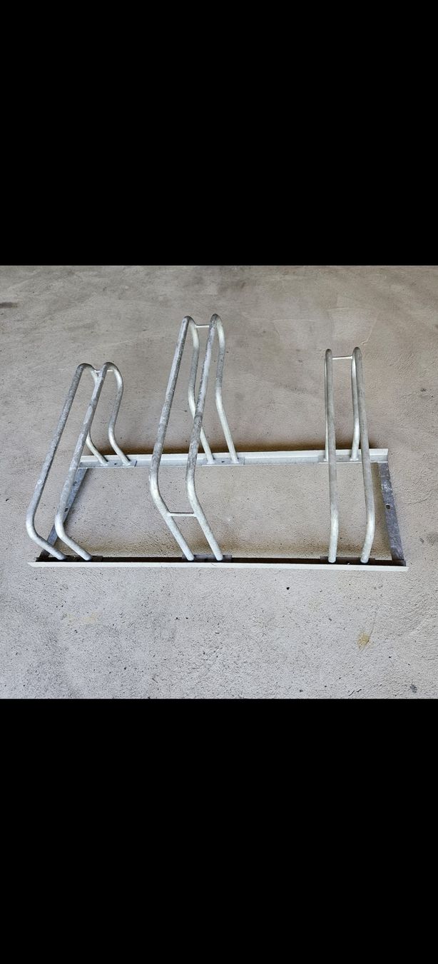 Cavalletti per biciclette: Fahrradständer Metall 3 Plätze gebraucht – Usato da Kaltbrunn venduto da luk_79q6