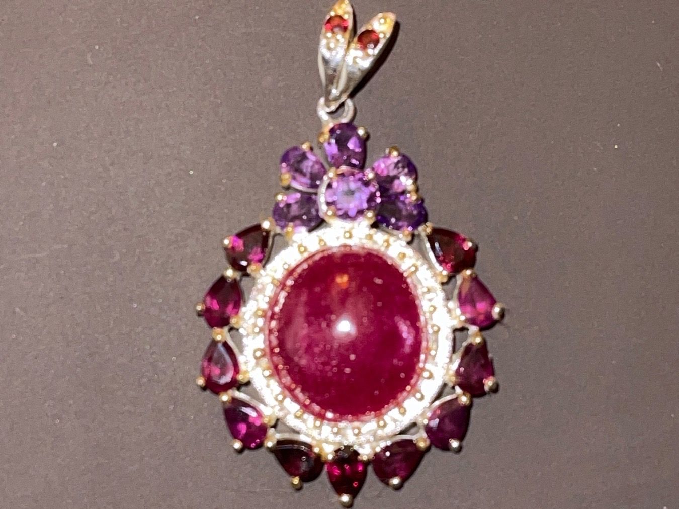 Llan Valls Joies Ciondoli: Large Ruby Garnets Amethysts Médaillon SS925 and 14k Vermeil – Nuovo (secondo la descrizione) da Birsfelden venduto da Brut 6