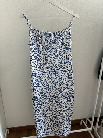 Robe midi à bretelles bleu blanc fleurs état neuf