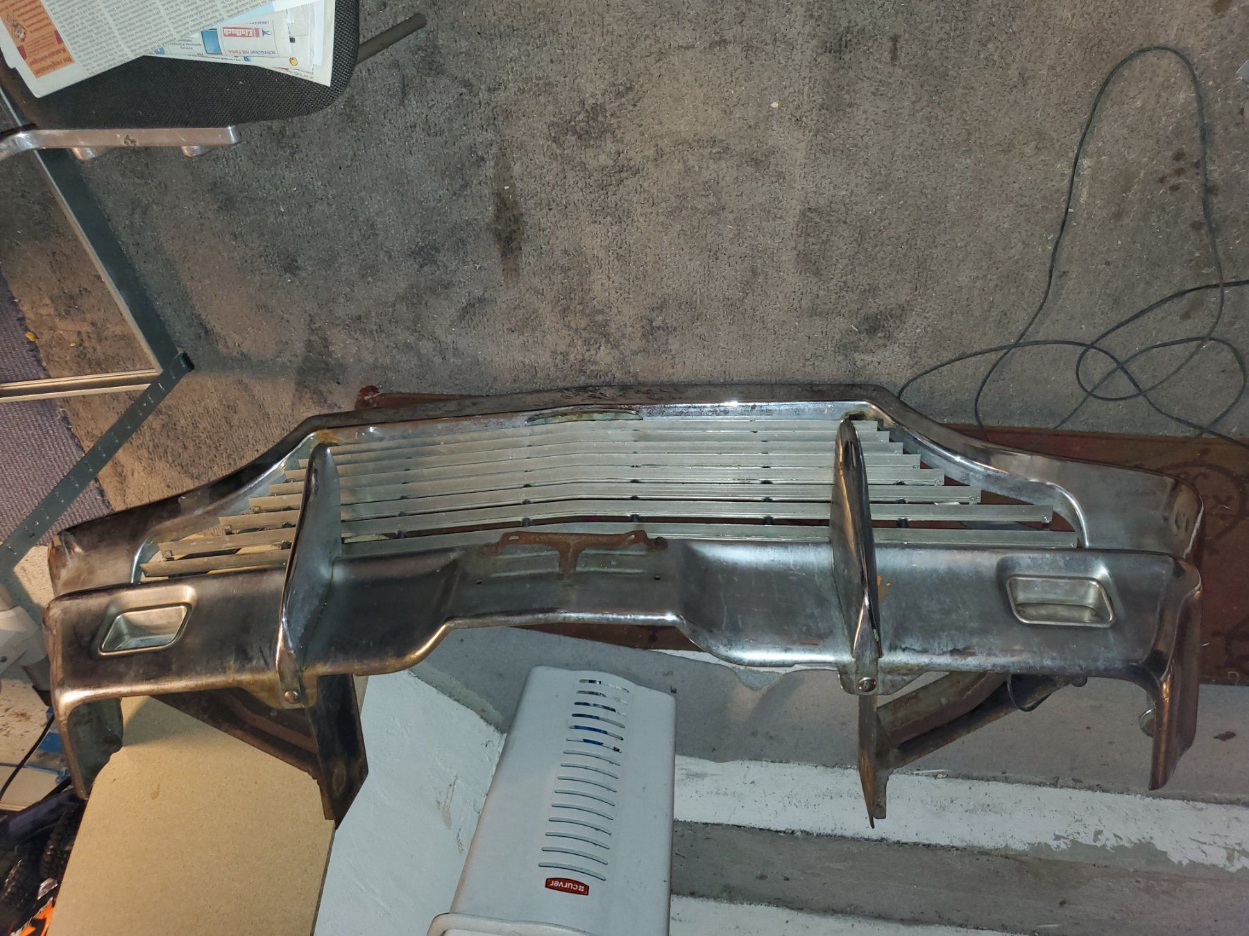 Ford Tutti pezzi di ricambio auto: Stosstange Oldtimer Ford Thunderbird 1964 original – Usato da Balsthal venduto da redcarpet 9