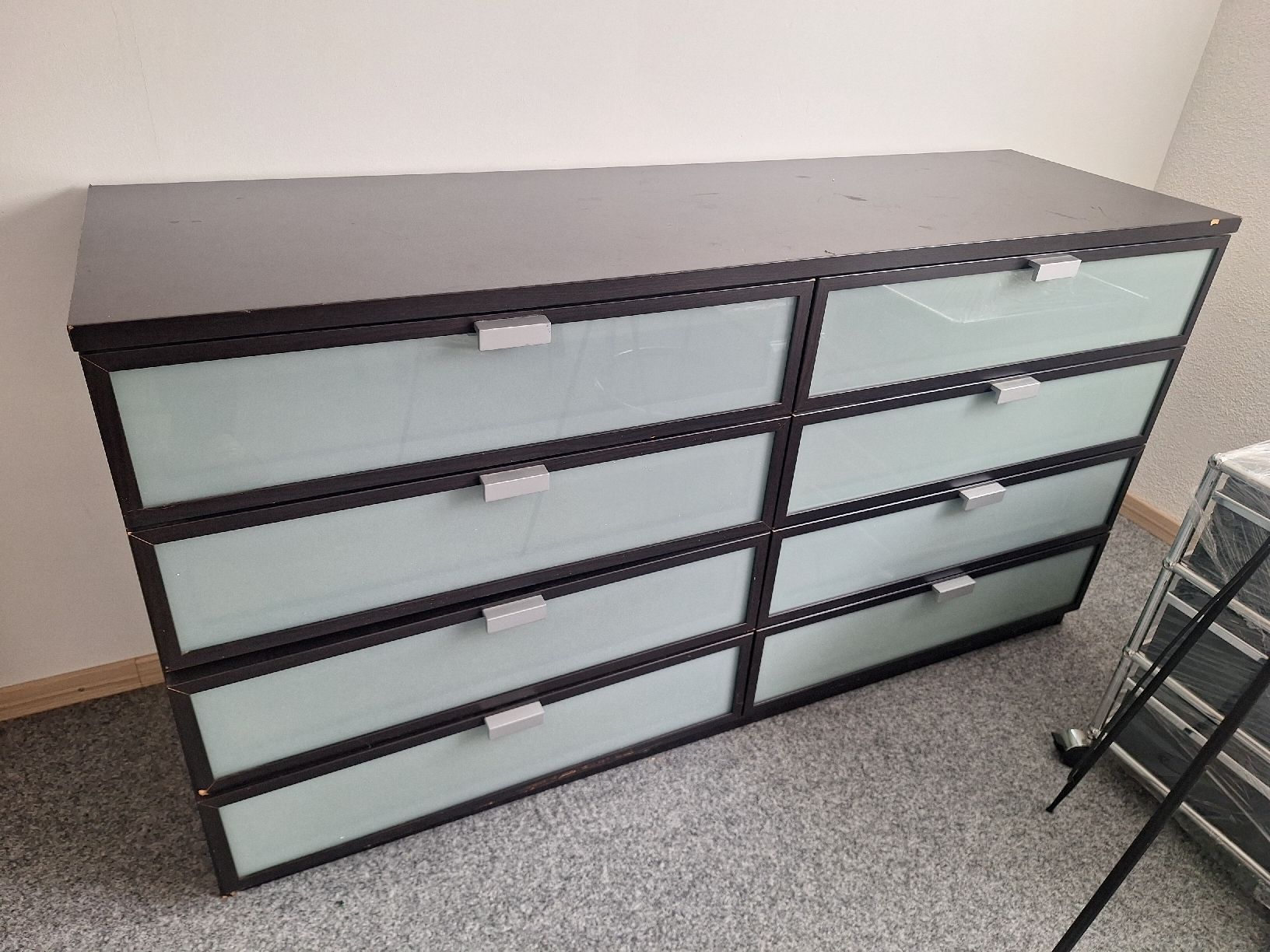 Cassettiere: Kommode dunkel mit 8 Schubladen Glasfront gebraucht – Usato da Künten venduto da kor_shv7