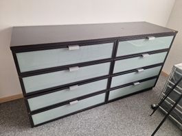 Kommode dunkel mit 8 Schubladen Glasfront gebraucht