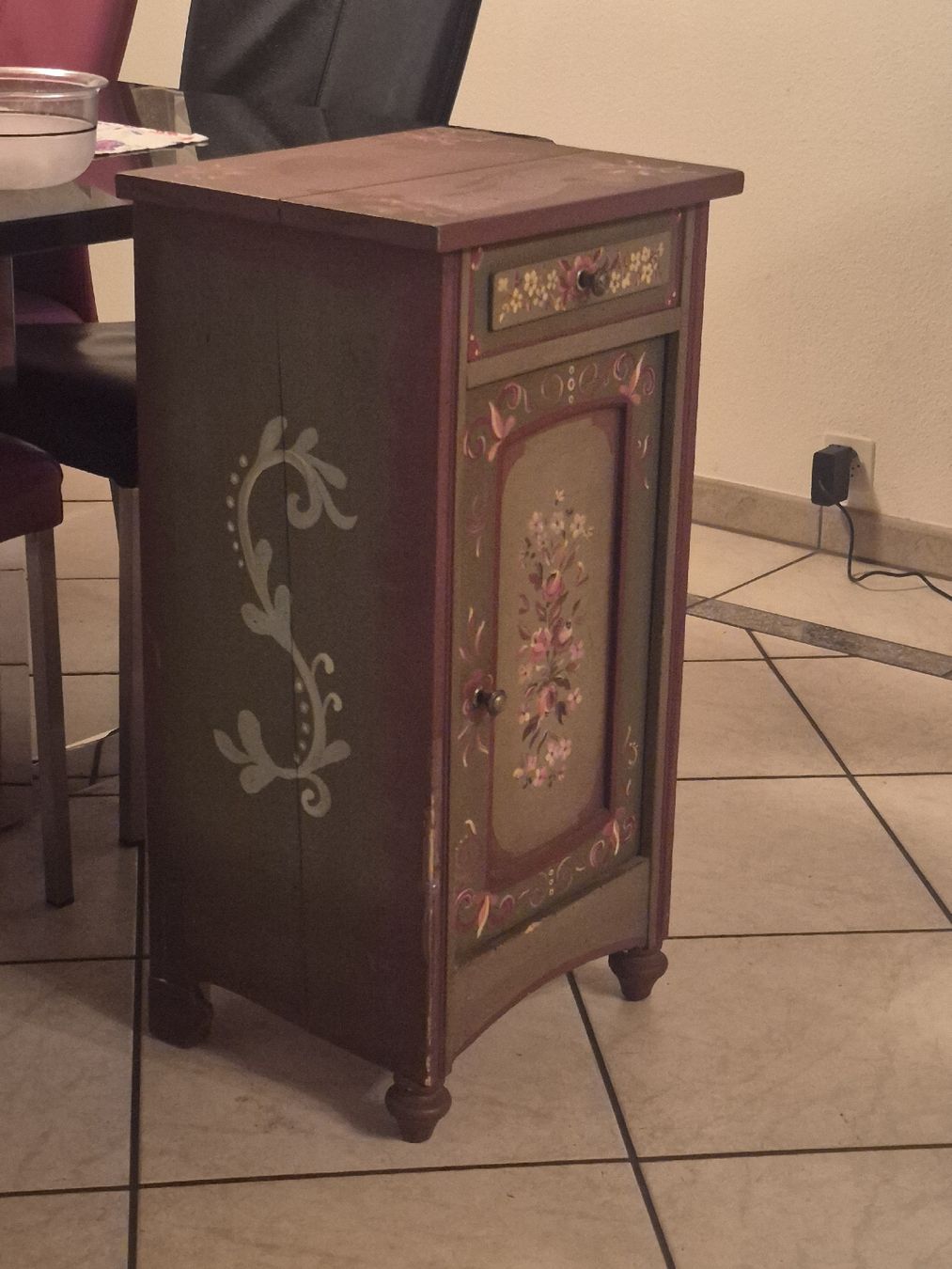 Comodini: Nachttisch bemalt mit Blumen Motiv Holz – Usato da Frauenfeld venduto da mel_2gqy 1