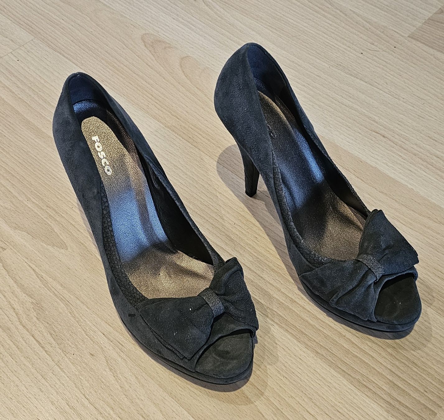 Damenschuhe: Pumps mit Schleife – Gebraucht aus Fehraltorf von Sumin